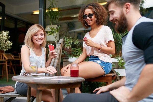 Comment le Skyjo participe-t-il à l'interaction sociale ?