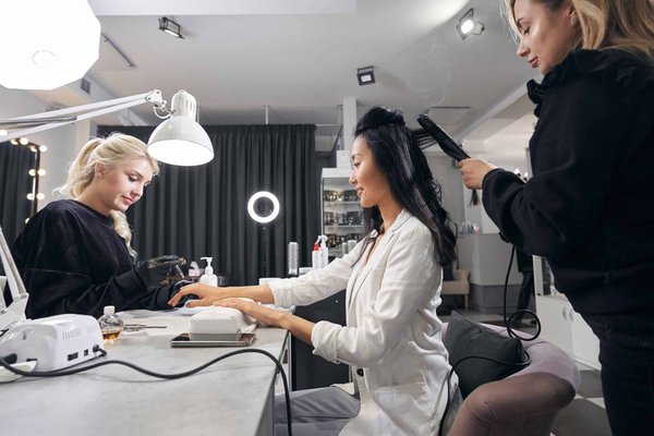 Quelles sont les coiffures tendances pour cheveux mi-longs?